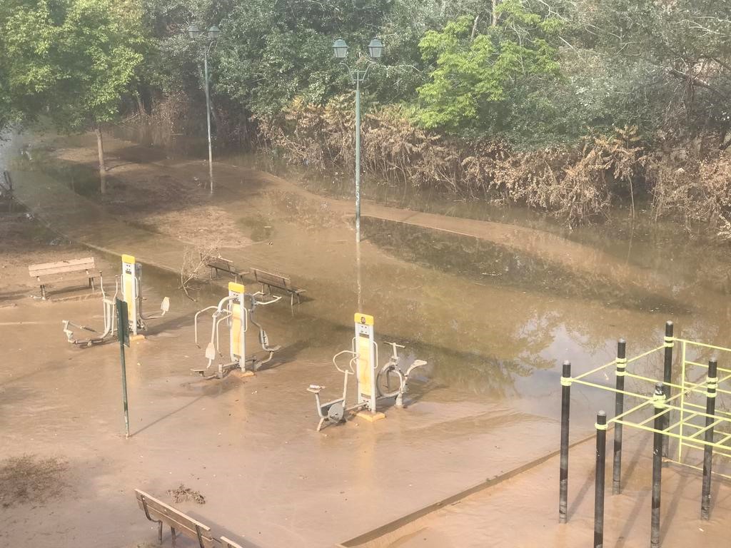 Οι όχθες του Πηνειού ξεπρόβαλαν μέσα στις λάσπες